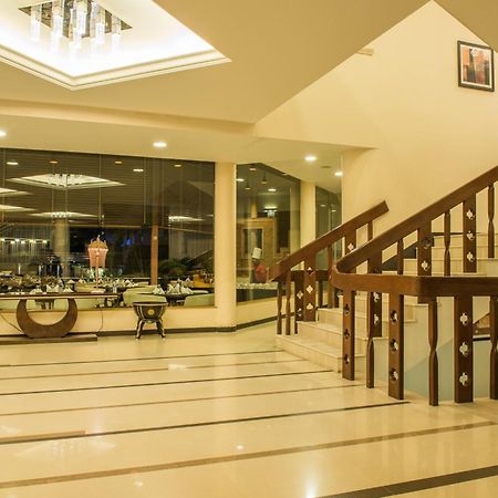 The Red Maple Mashal Indore Bagian luar foto