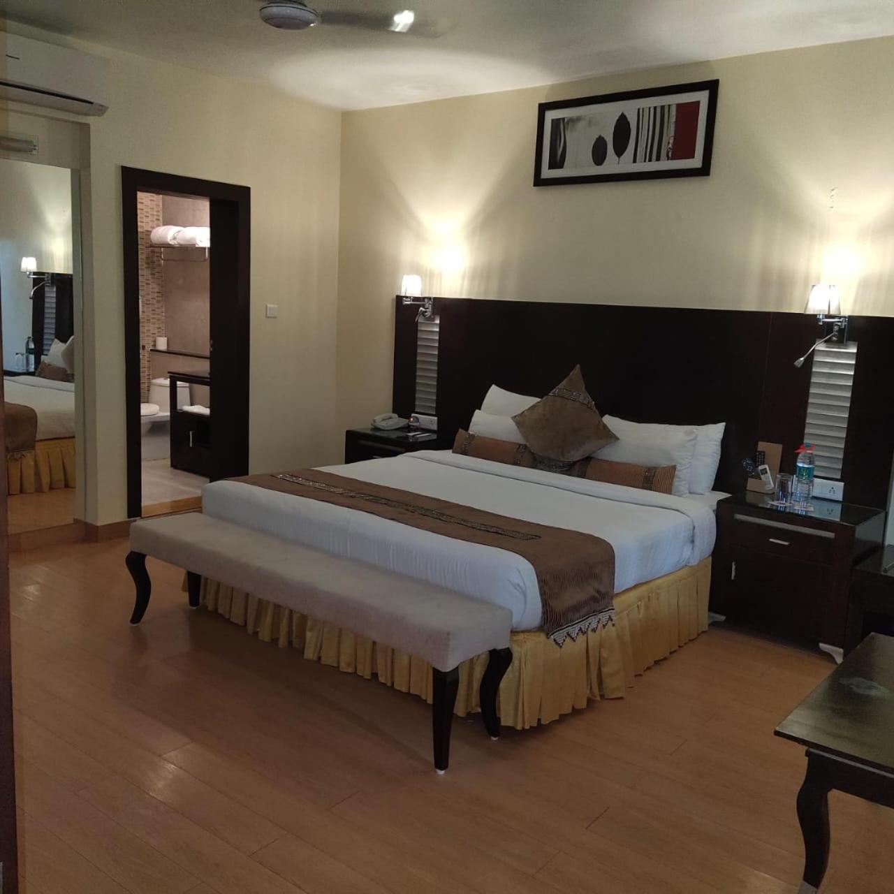 The Red Maple Mashal Indore Bagian luar foto