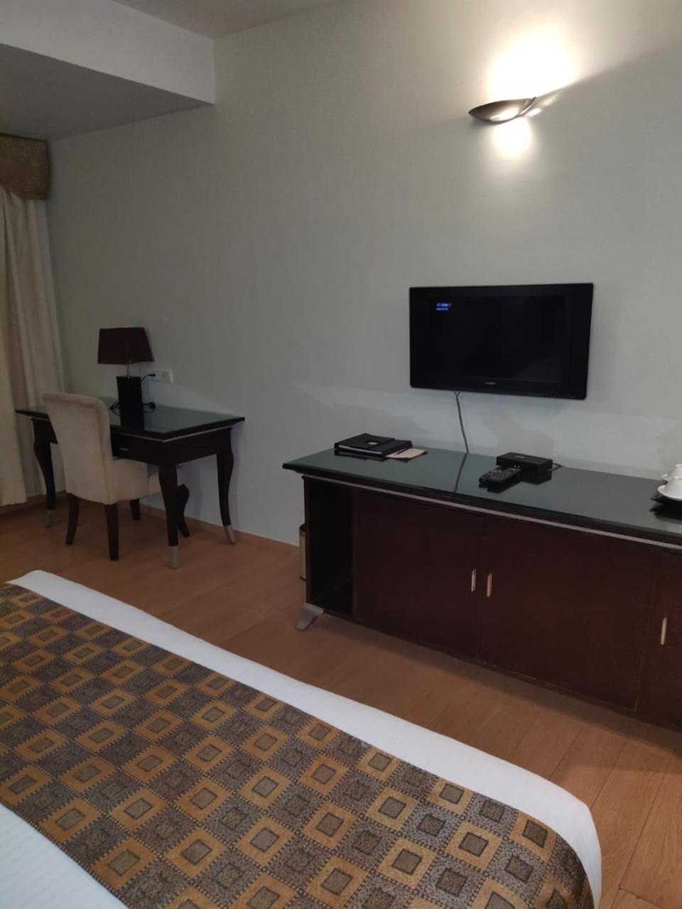 The Red Maple Mashal Indore Bagian luar foto