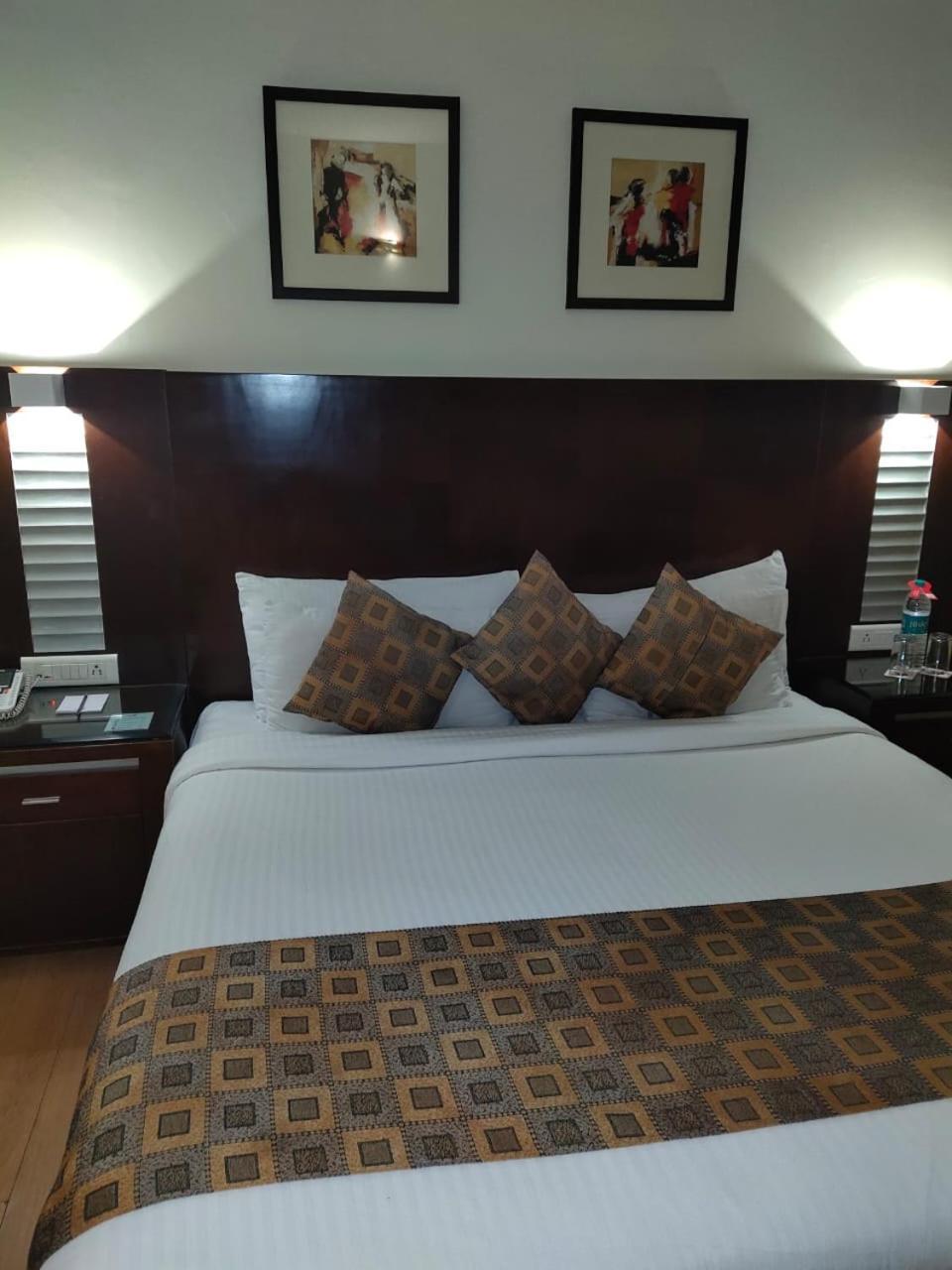 The Red Maple Mashal Indore Bagian luar foto