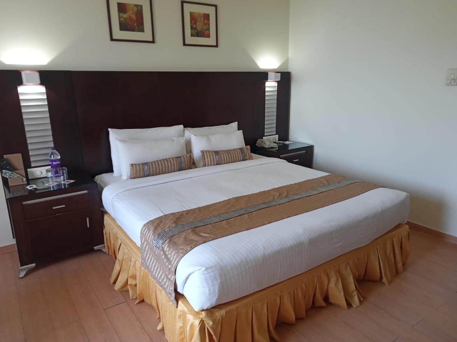 The Red Maple Mashal Indore Bagian luar foto