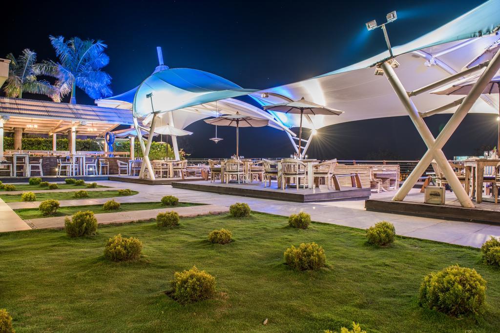 The Red Maple Mashal Indore Bagian luar foto