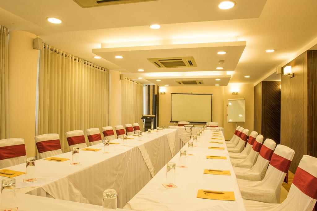 The Red Maple Mashal Indore Bagian luar foto