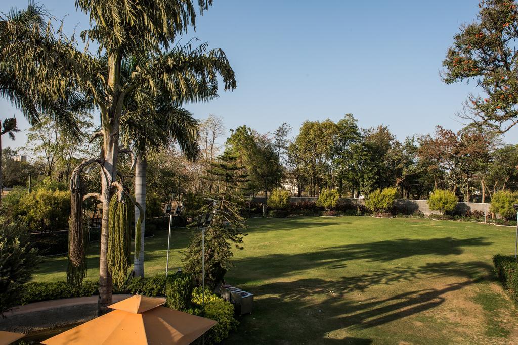 The Red Maple Mashal Indore Bagian luar foto