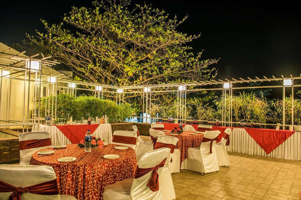 The Red Maple Mashal Indore Bagian luar foto
