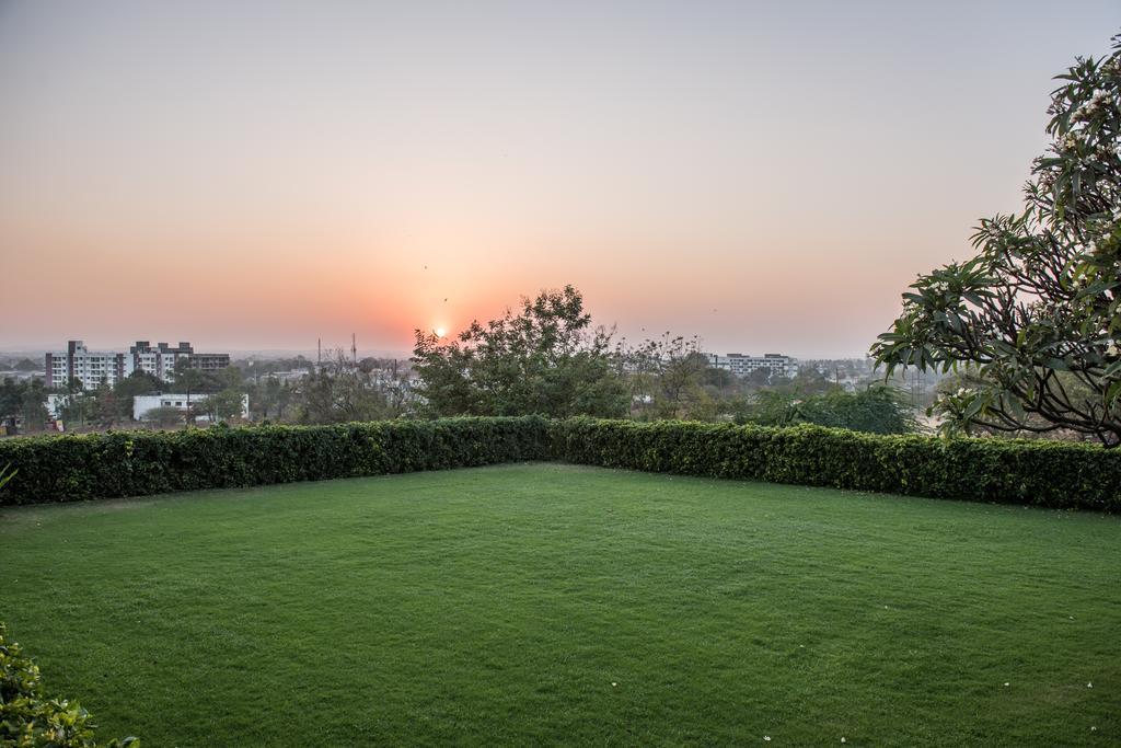 The Red Maple Mashal Indore Bagian luar foto