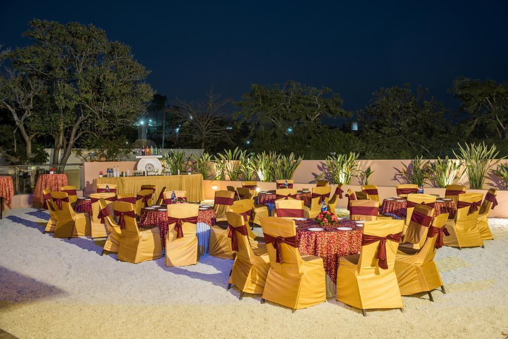 The Red Maple Mashal Indore Bagian luar foto