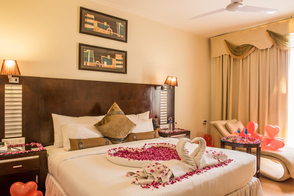 The Red Maple Mashal Indore Bagian luar foto