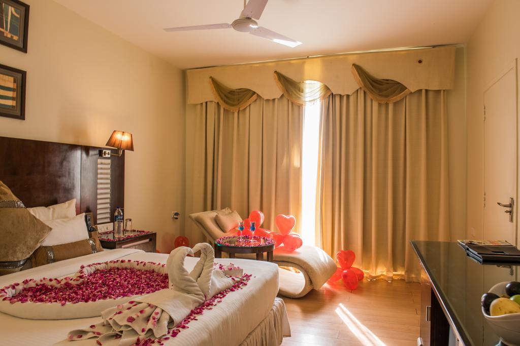 The Red Maple Mashal Indore Bagian luar foto