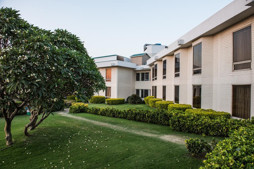 The Red Maple Mashal Indore Bagian luar foto