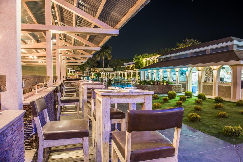 The Red Maple Mashal Indore Bagian luar foto