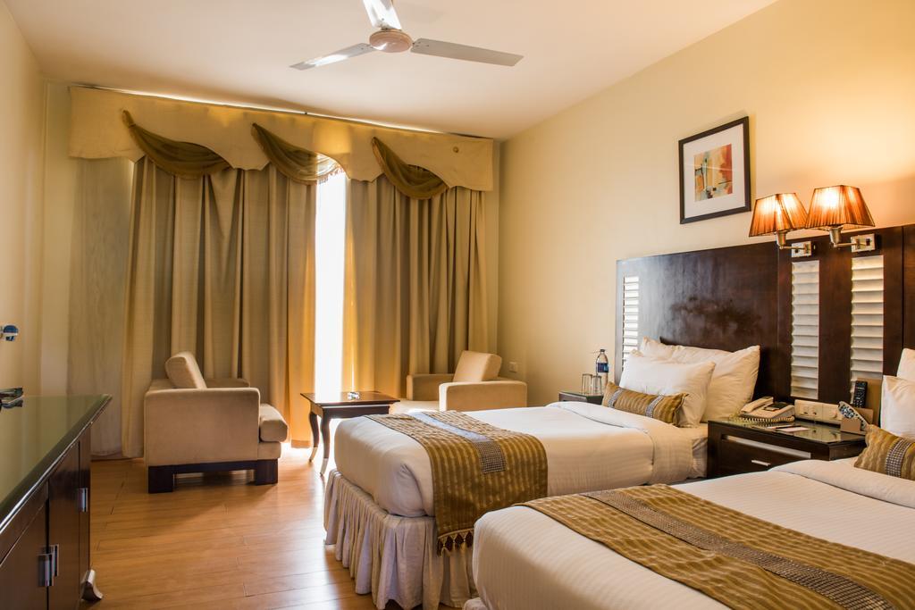 The Red Maple Mashal Indore Bagian luar foto