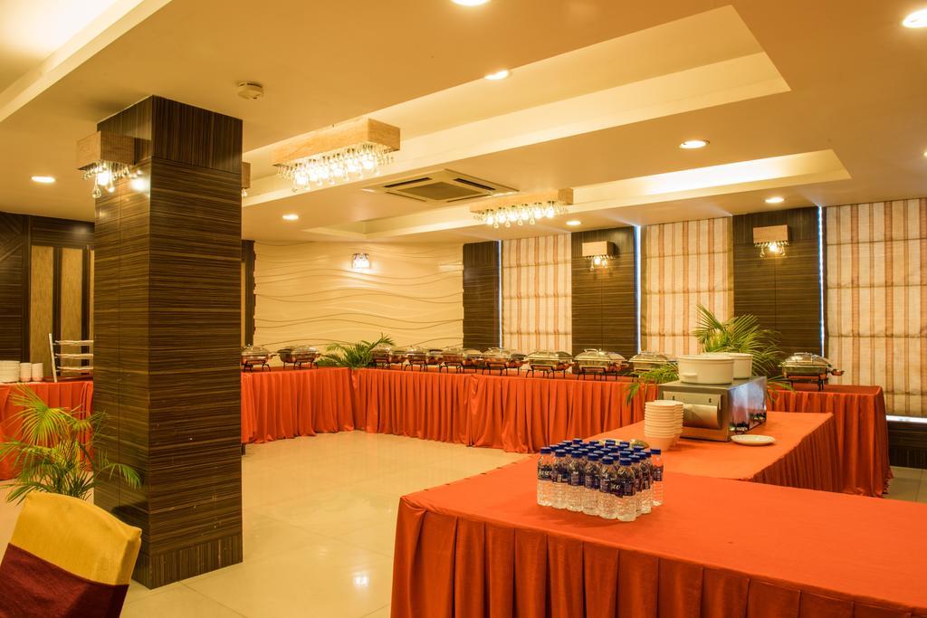 The Red Maple Mashal Indore Bagian luar foto