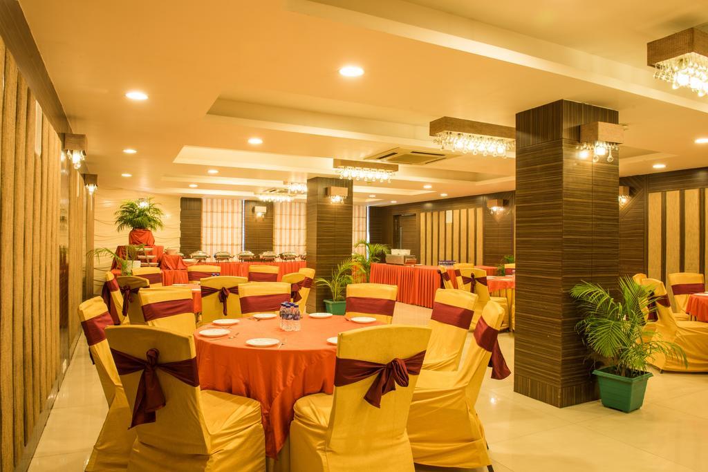 The Red Maple Mashal Indore Bagian luar foto
