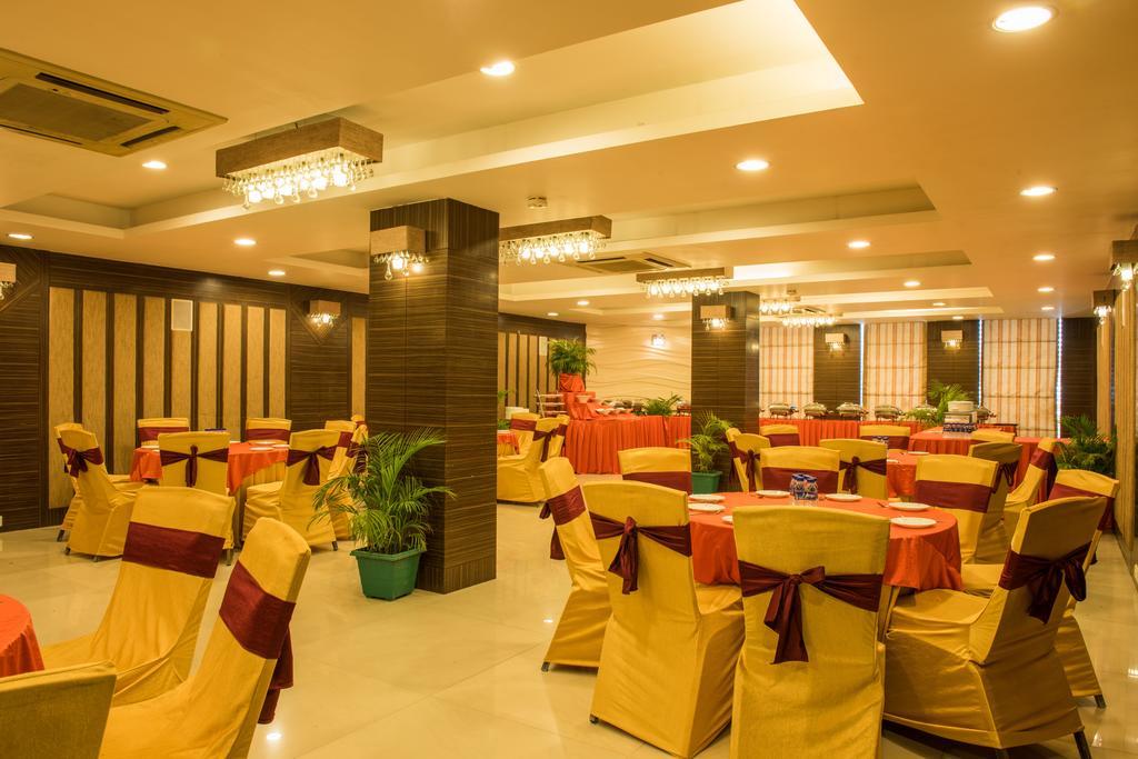 The Red Maple Mashal Indore Bagian luar foto