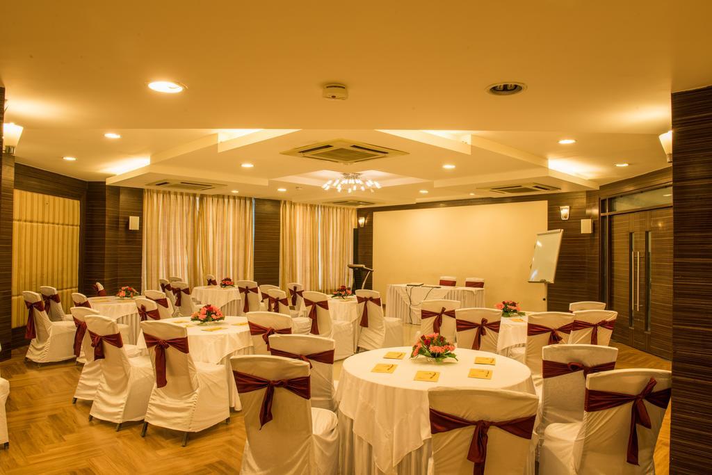 The Red Maple Mashal Indore Bagian luar foto