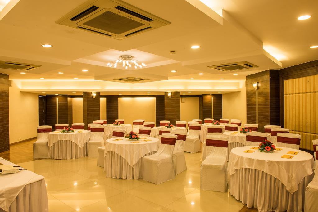 The Red Maple Mashal Indore Bagian luar foto
