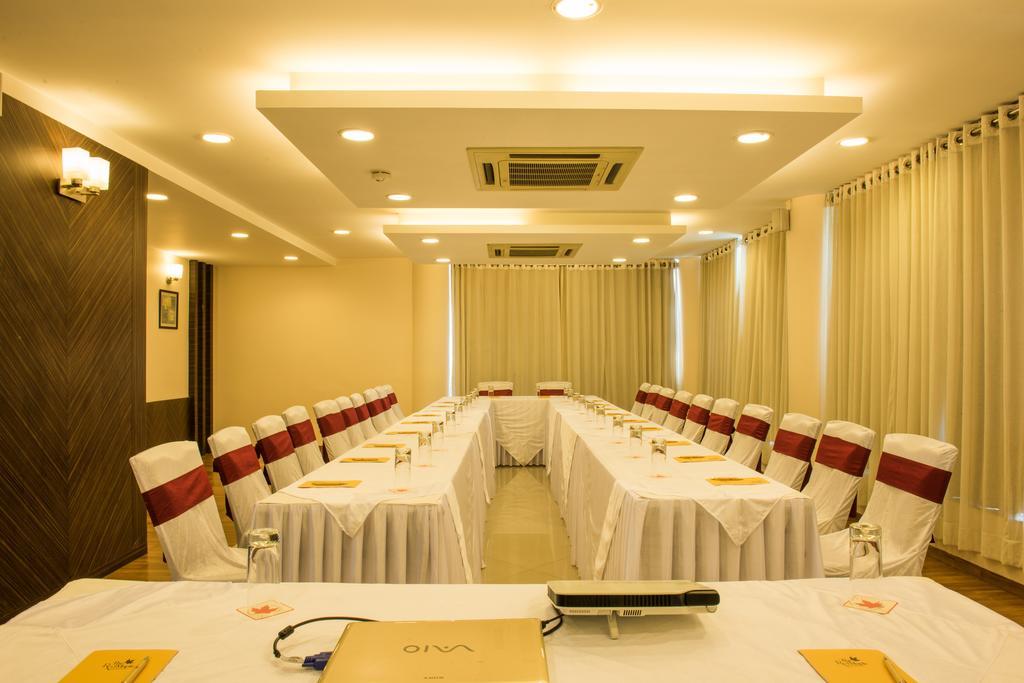 The Red Maple Mashal Indore Bagian luar foto