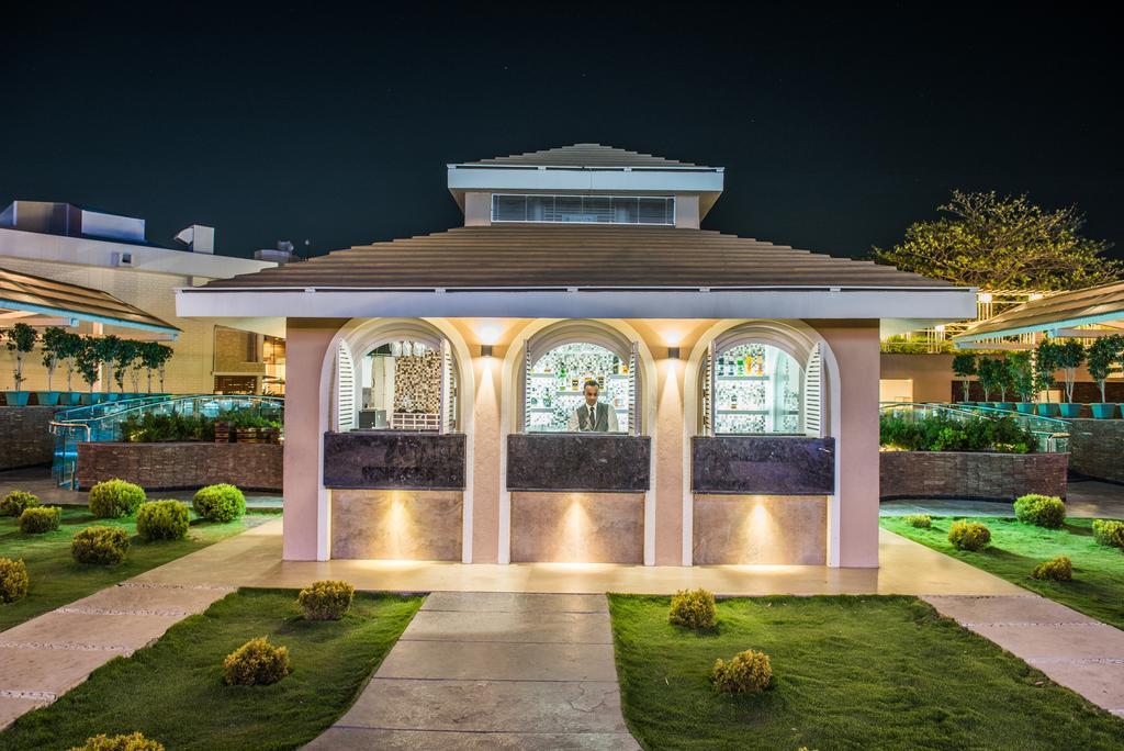 The Red Maple Mashal Indore Bagian luar foto