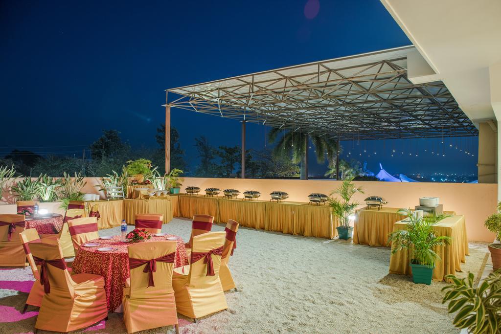 The Red Maple Mashal Indore Bagian luar foto
