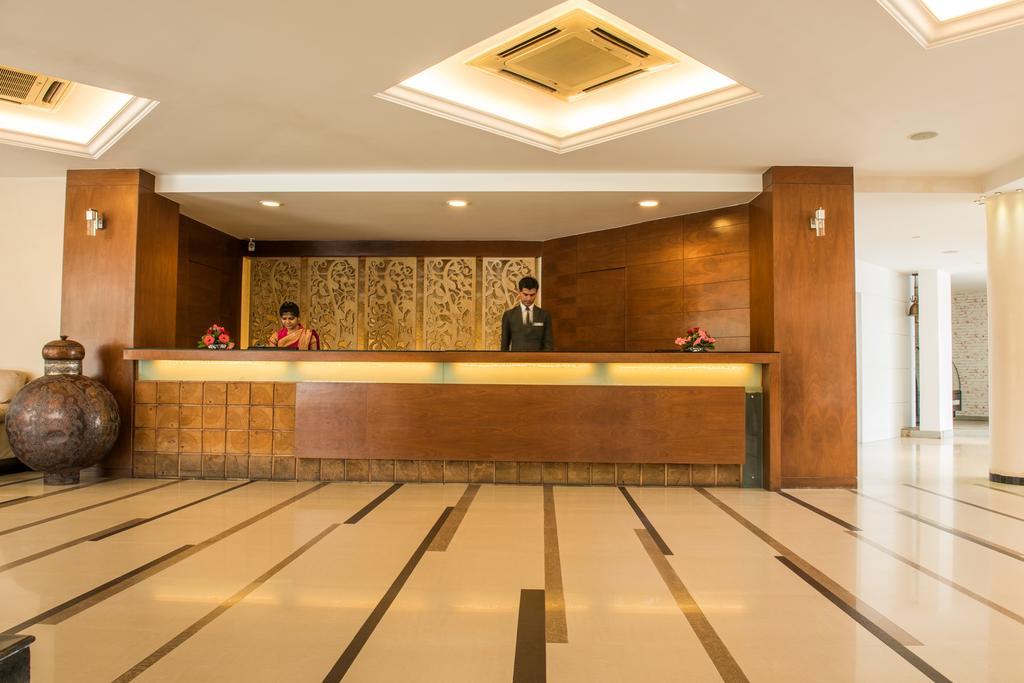 The Red Maple Mashal Indore Bagian luar foto